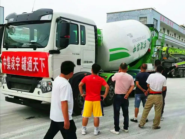 開攤啦！凌宇攪拌車“擺攤兒”湖北，客戶當(dāng)場(chǎng)下單！